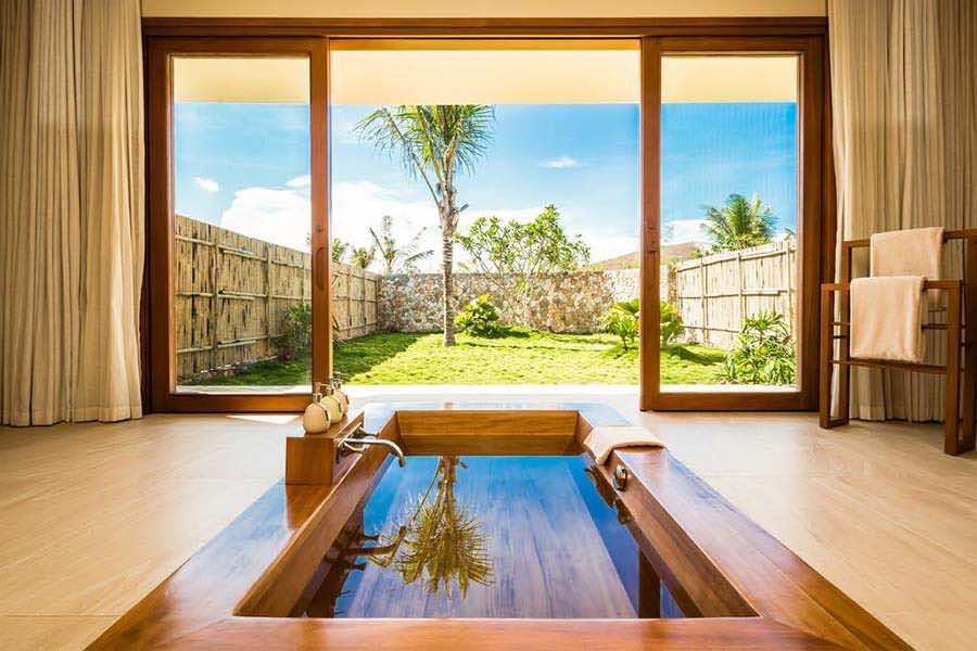 Phu Quoc Fusion Maia bath tub overlooking the pool