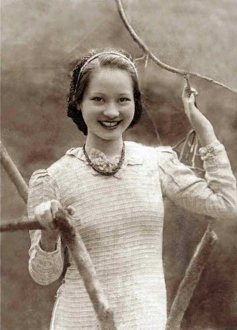 Le Mur ‘ao dai’ was criticized to be ‘exotic’ with puff sleeves and bows on the collar (1938) (Source: elle.vn)