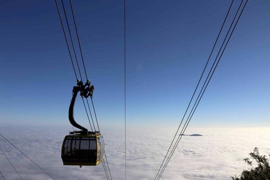 Sun World Fansipan Legend cable car takes you to explore the temple complex and admire the panoramic view of Hoang Lien Son range.